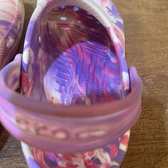 Girls Crocs Size 1 Pink Purple Tie Dye Marble Classic Clogs Kids Shoes Slip On - Picture 5 of 10
